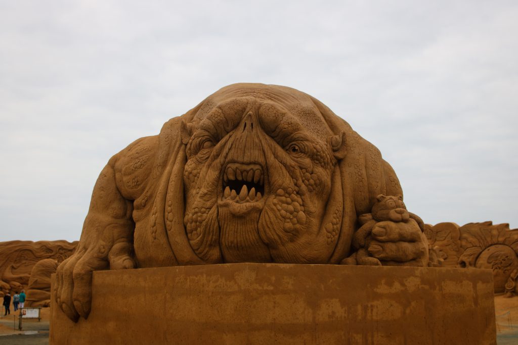 Eine Sandskulptur eines Monsters